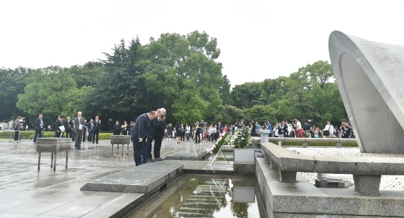 Předseda vlády Bohuslav Sobotka položil věnec k památníku míru v Hirošimě, 30. června 2017.