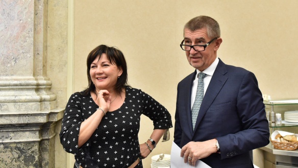 Premiér a ministryně financí před jednáním vlády 26. června 2018.