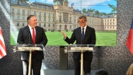 Premiér Andrej Babiš přivítal amerického ministra zahraničních věcí Mikea Pompea před Kramářovou vilou, 12. srpna 2020.