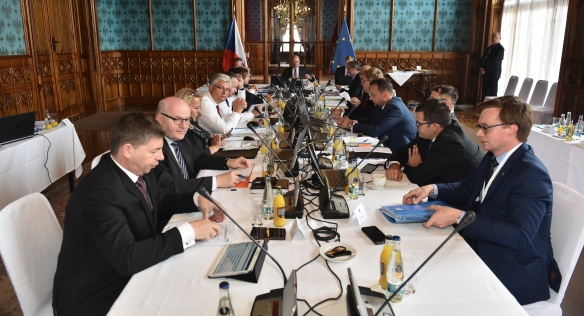 Před jednáním vlády na zámku Lednice, 4. září 2017.