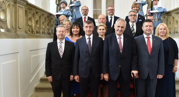 Nová vláda Andreje Babiše s prezidentem Milošem Zemanem po jmenování na Pražském hradě, 27. června 2018.