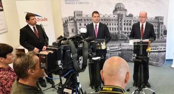 Tisková konference po schůzce premiéra Sobotky s ministrem průmyslu a obchodu Havlíčkem, 6. září 2017.
