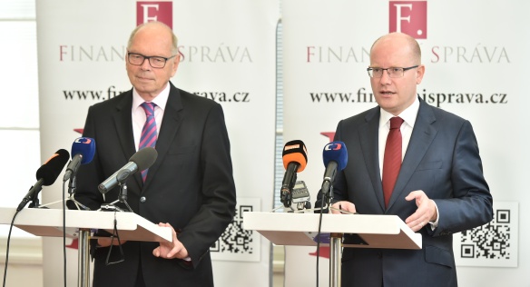 Tisková konference po schůzce premiéra Sobotky s ministrem financí Pilným, 7. září 2017.