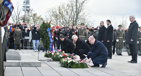 Předseda vlády Bohuslav Sobotka se zúčastnil pietního aktu na Čestném dvoře Národního památníku na Vítkově v Praze, 28. října 2017.