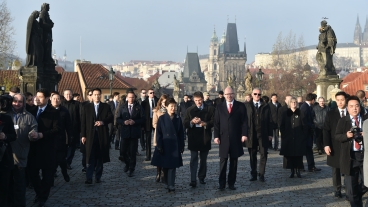 Premiér Bohuslav Sobotka zakončil setkání s prezidentkou Jižní Koreje Pak Kun-hje procházkou po Karlově mostě, 4. prosince 2015.