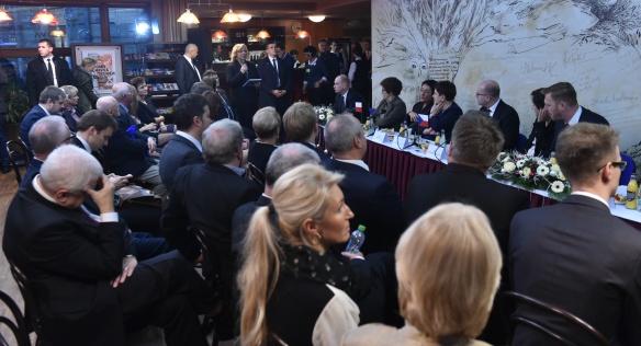 Premiér Sobotka a premiérka Szydlová se v Českém Těšíně setkali se zástupci polské národnostní menšiny, 12. prosince 2016.