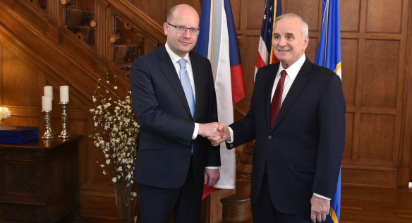 Prime Minister Bohuslav Sobotka meets Minnesota Governor Mark Dayton, 2 April 2016.