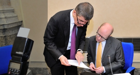 Ministr financí Andrej Babiš a premiér ČR Bohuslav Sobotka před jednáním vlády 24. března 2014.