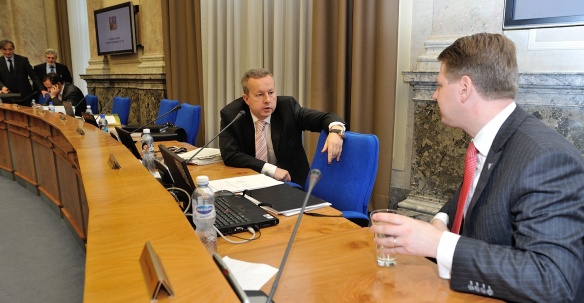 Před jednáním vlády 8. října 2014.