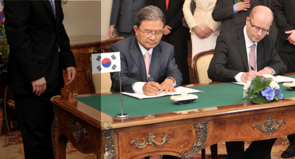 Česká republika podepsala smlouvu s korejským NEXENEM o investici za 22,8 miliardy korun, 25. června 2014.