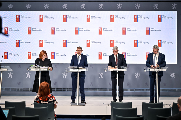 Premiér Andrej Babiš, vicepremiéři Alena Schillerová a Karel Havlíček a ministr vnitra Lubomír Metnar na tiskové konferenci, 24. srpna 2026.
