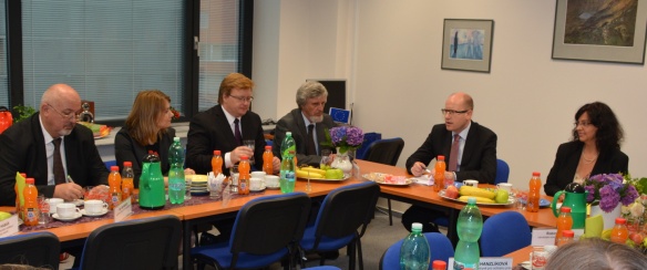 Premiér Sobotka se v pondělí 28. července 2014 v rámci svých bilančních cest po resortech setkal s ministryní práce a sociálních věcí Marksovou.