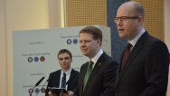 Tisková konference premiéra Bohuslava Sobotky a státního tajemníka pro evropské záležitosti Tomáše Prouzy, 17. března 2015.