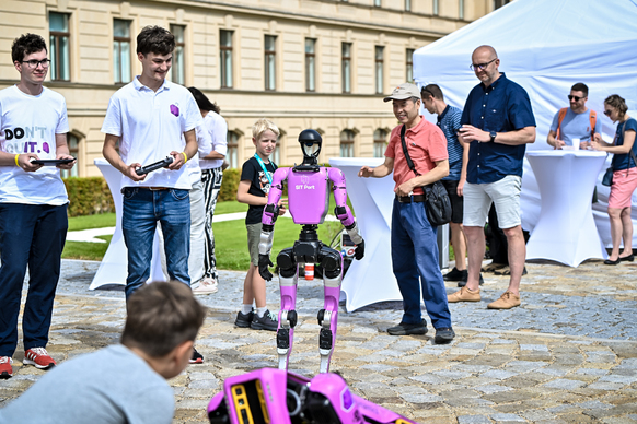 Premiér Andrej Babiš si na akci Od řemesla k technologiím v zahradě Strakovy akademie vyzkoušel třeba práci s hoblíkem, 29. srpna 2026.