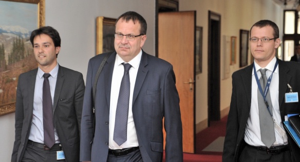 Před jednáním vlády 16. června 2014.