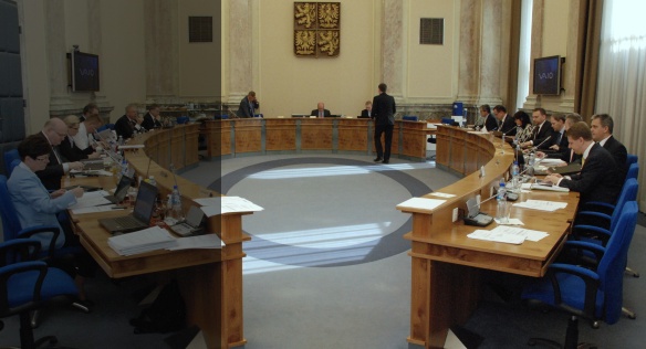 Před jednáním vlády, 27. dubna 2015.