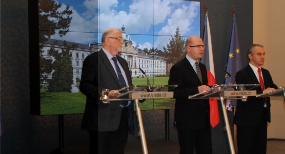 Prezident Svazu průmyslu a dopravy ČR Hanák, premiér Sobotka a předseda ČMKOS Středula na TK po jednání RHSD, 30. června 2014.