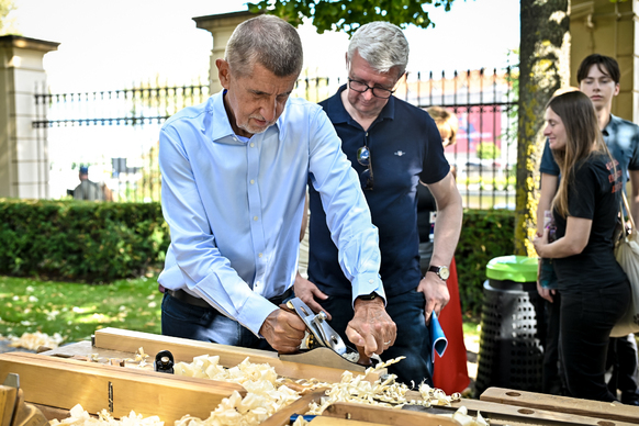 Premiér Andrej Babiš si na akci Od řemesla k technologiím v zahradě Strakovy akademie vyzkoušel třeba práci s hoblíkem, 29. srpna 2026.