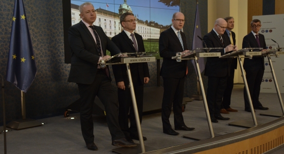 Tisková konference po jednání vlády 2. listopadu 2015.