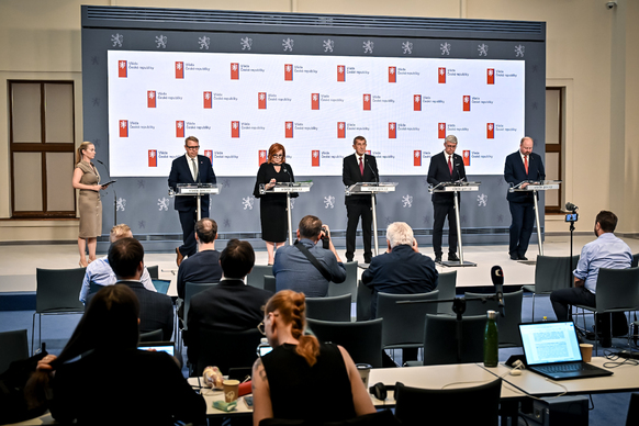 Jednání vlády shrnuli premiér Andrej Babiš, vicepremiéři Alena Schillerová a Karel Havlíček a ministři Aleš Juchelka a Jeroným Tejc, 31. srpna 2026.