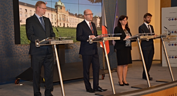 Tisková konference po jednání vlády 9. listopadu 2015.