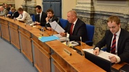 Před jednáním vlády 15. dubna 2015.