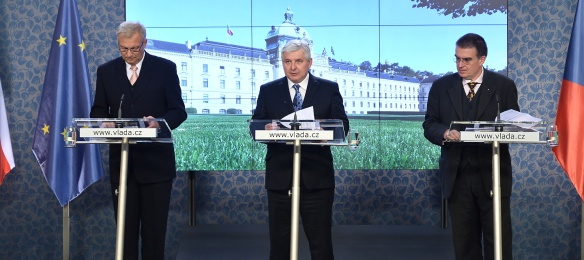 Ministr obrany Vlastimil Picek, premiér Jiří Rusnok a ministr dopravy Zdeněk Žák na tiskové konferenci po jednání vlády 2. října 2013.