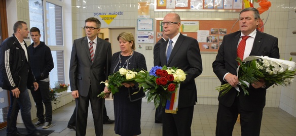 Premiér Bohuslav Sobotka uctil ve Žďáru nad Sázavou památku zavražděného studenta, 17. října 2014.