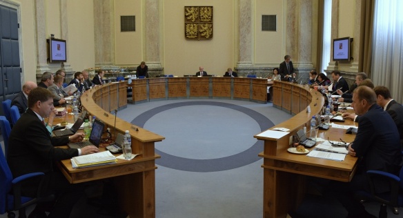 Před jednáním vlády 8. června 2015.