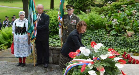 Pověřená vedoucí Úřadu vlády ČR Tünde Bartha uctila památku Edvarda Beneše položením kytice na jeho hrobku, 28. května 2019.