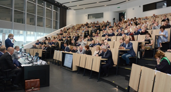 Premiér Andrej Babiš a ministr zdravotnictví Adam Vojtěch jednali se zástupci nemocnic a zdravotních pojišťoven, 24. května 2018. Zdroj: MZDr.