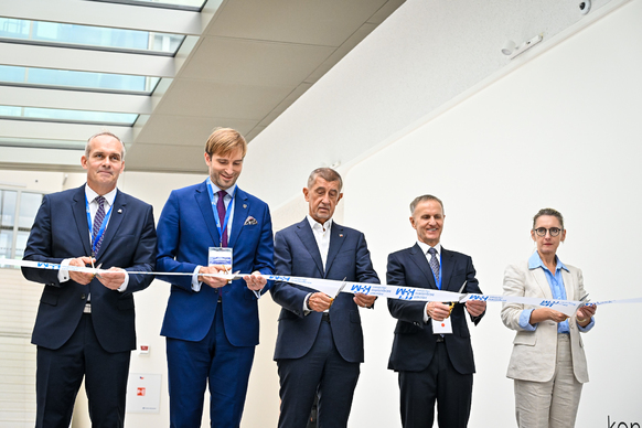 Premiér A. Babiš s ministrem zdravotnictví A. Vojtěchem a dalšími hosty symbolicky otevírá Národní onkologické centrum v Praze-Motole, 9. září 2026.