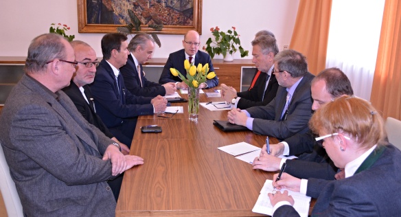 Předseda vlády Bohuslav Sobotka jednal ve Strakově akademii s vedením průmyslových odborových svazů, 18. dubna 2017. 