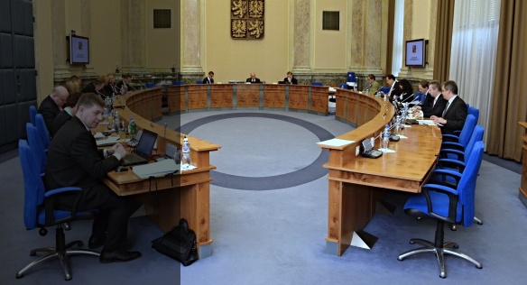 Před jednáním vlády 4. února 2015.