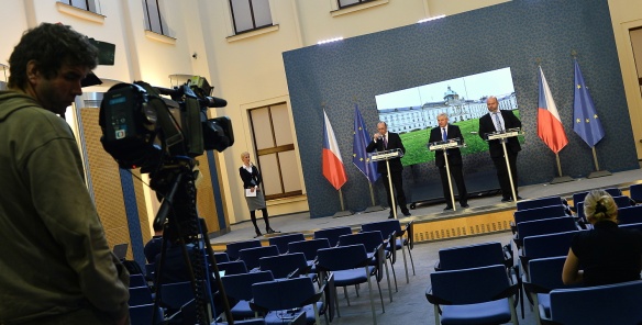 Ministr pro místní rozvoj František Lukl, premiér Jiří Rusnok a ministr vnitra Martin Pecina na tiskové konferenci po jednání vlády 23. října 2013.