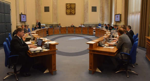 Před jednáním vlády 29. července 2015.