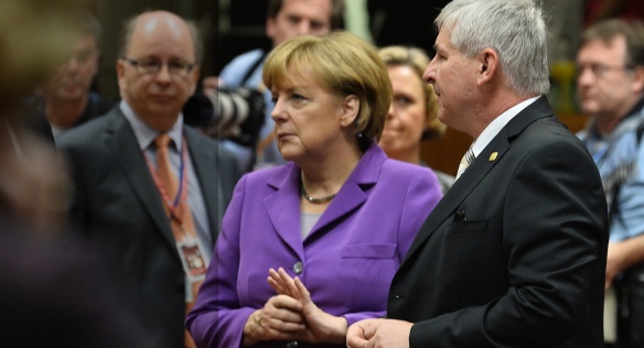 Premiér Jiří Rusnok a kancléřka Spolkové republiky Německo Angela Merkelová na summitu Evropské rady v Bruselu, 25. října 2013.