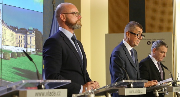 Premiér A. Babiš, ministr školství, mládeže a tělovýchovy R. Plaga a ministr kultury L. Zaorálek na tiskové konferenci, 30. října 2019.