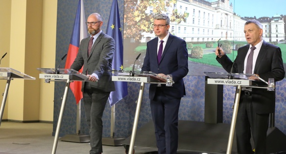 Vicepremiér K. Havlíček a ministři školství R. Plaga a kultury L. Zaorálek na tiskové konferenci po jednání vlády 4. listopadu 2019.