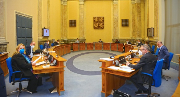 Vláda prodloužila program Antivirus do konce dubna, od čtvrtka budou muset lidé na vybraných místech nosit respirátor či chirurgické roušky