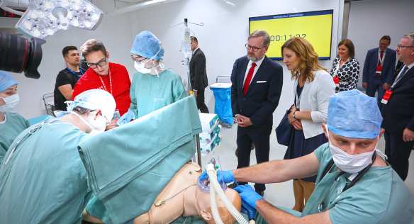 Premiér Petr Fiala sleduje ukázku operace v Simulačním centru Lékařské fakulty Masarykovy univerzity, 13. června 2022.