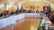 Ministři a ministryně se tentokrát sešli k jednání v netradičních kulisách štiřínského zámku, 20. dubna 2022.