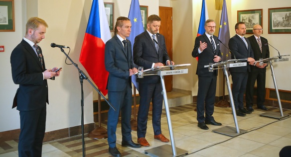 Ministři a ministryně se tentokrát sešli k jednání v netradičních kulisách štiřínského zámku, 20. dubna 2022.