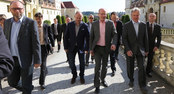 Předseda vlády Bohuslav Sobotka jednal se zástupci vinařů a ovocnářů, 21. května 2016.
