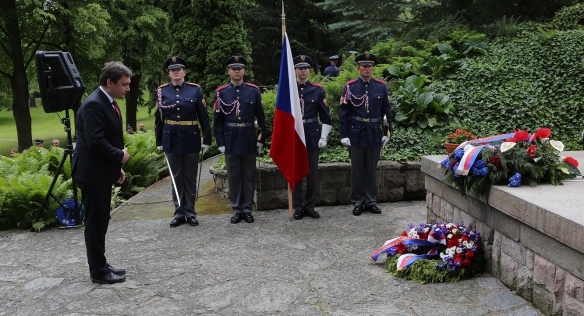 Vedoucí Úřadu vlády ČR Radek Augustin položil věnec u hrobu Hany a Edvarda Benešových v Sezimově Ústí, 28. května 2018. 