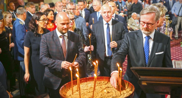 Premiér Petr Fiala se u chrámu sv. Cyrila a Metoděje poklonil památce padlých československých parašutistů, 18. června 2022.
