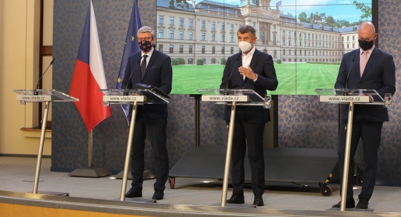 Premiér A. Babiš, vicepremiér K. Havlíček a ministr školství, mládeže a tělovýchovy R. Plaga na tiskové konferenci po jednání vlády, 7. září 2020.
