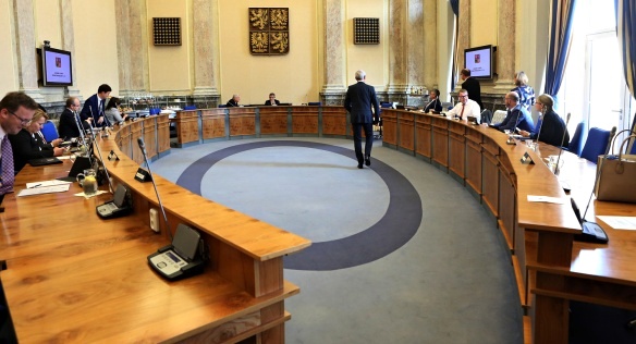 Vláda se na schůzi 8. dubna 2019 zabývala mimo jiné podmínkami aukce radiových kmitočtů pásma 700 MHz.