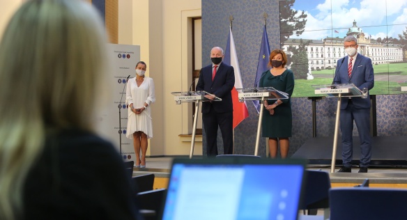 Premiér Andrej Babiš musel kvůli preventivním opatřením řídit jednání vlády opět jen videokonferenčně, 5. října 2020.