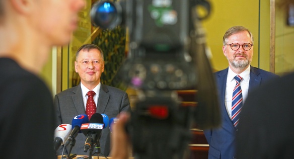 Na tiskové konferenci popřál premiér P. Fiala novému ministrovi školství V. Balašovi hodně úspěchů při zvládání nelehkých úkolů, 1. července 2022.